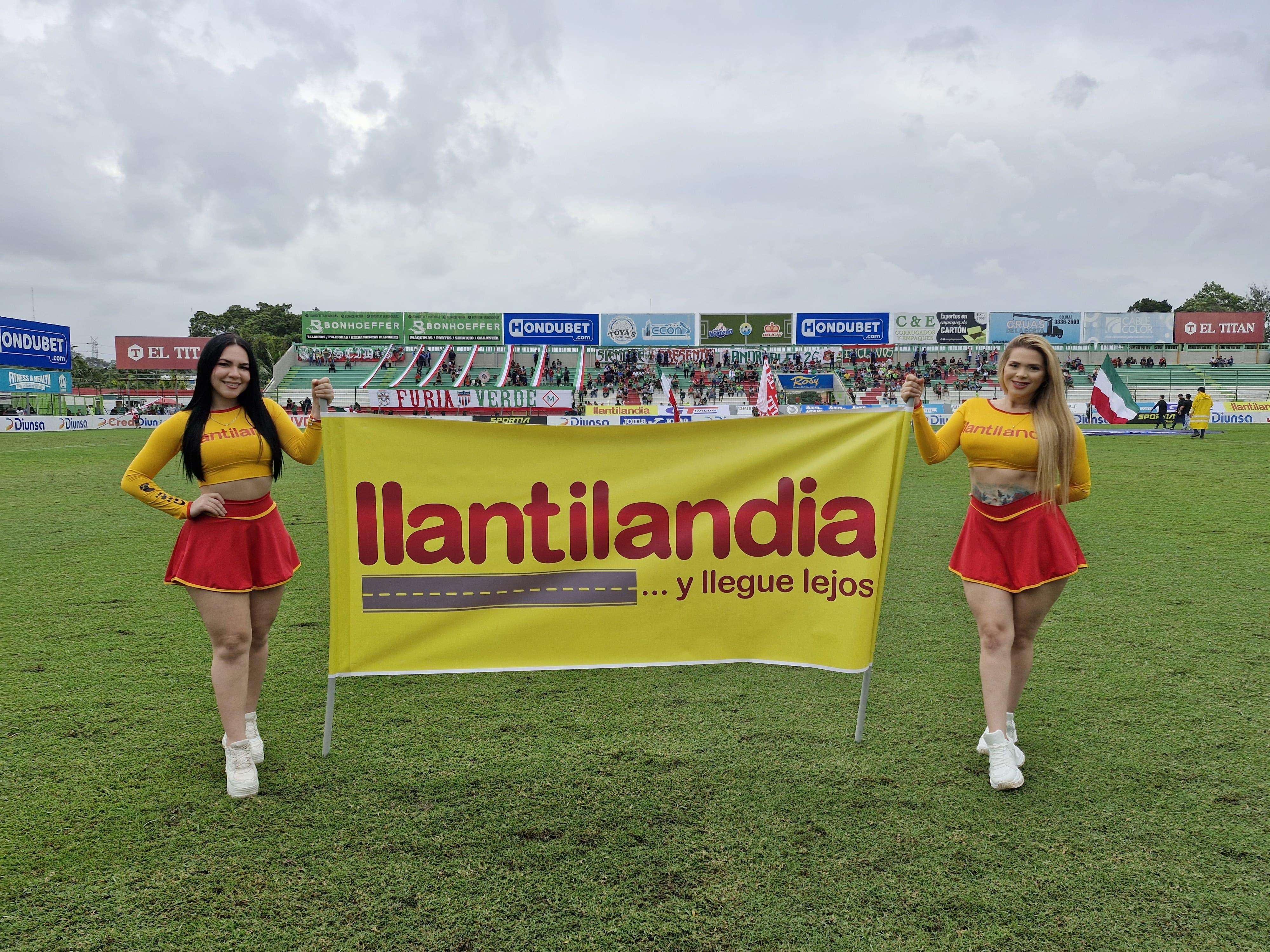 Edecanes promocionando llantilandia