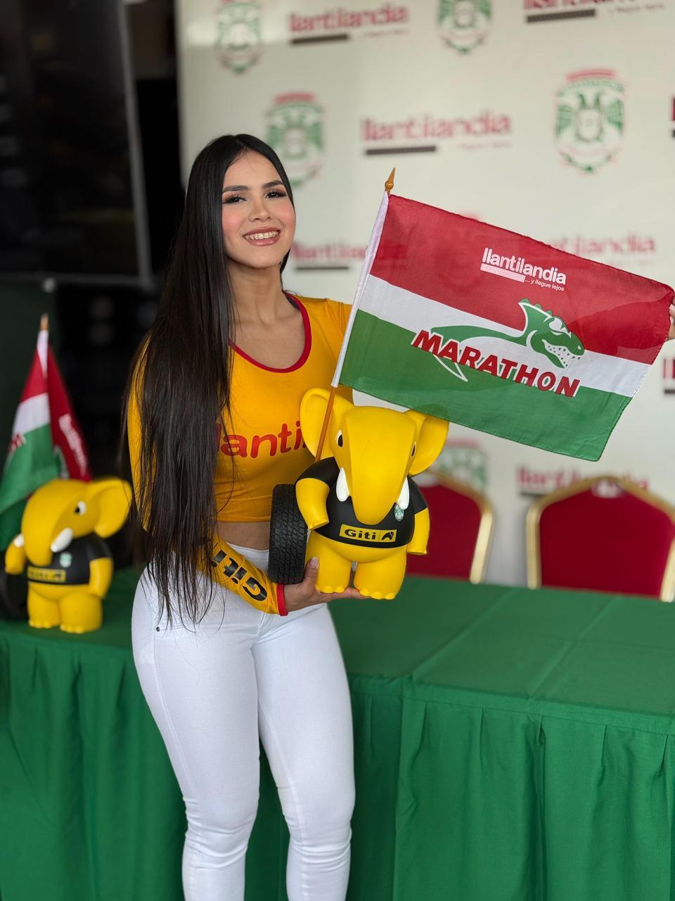 Edecanes promocionando llantilandia