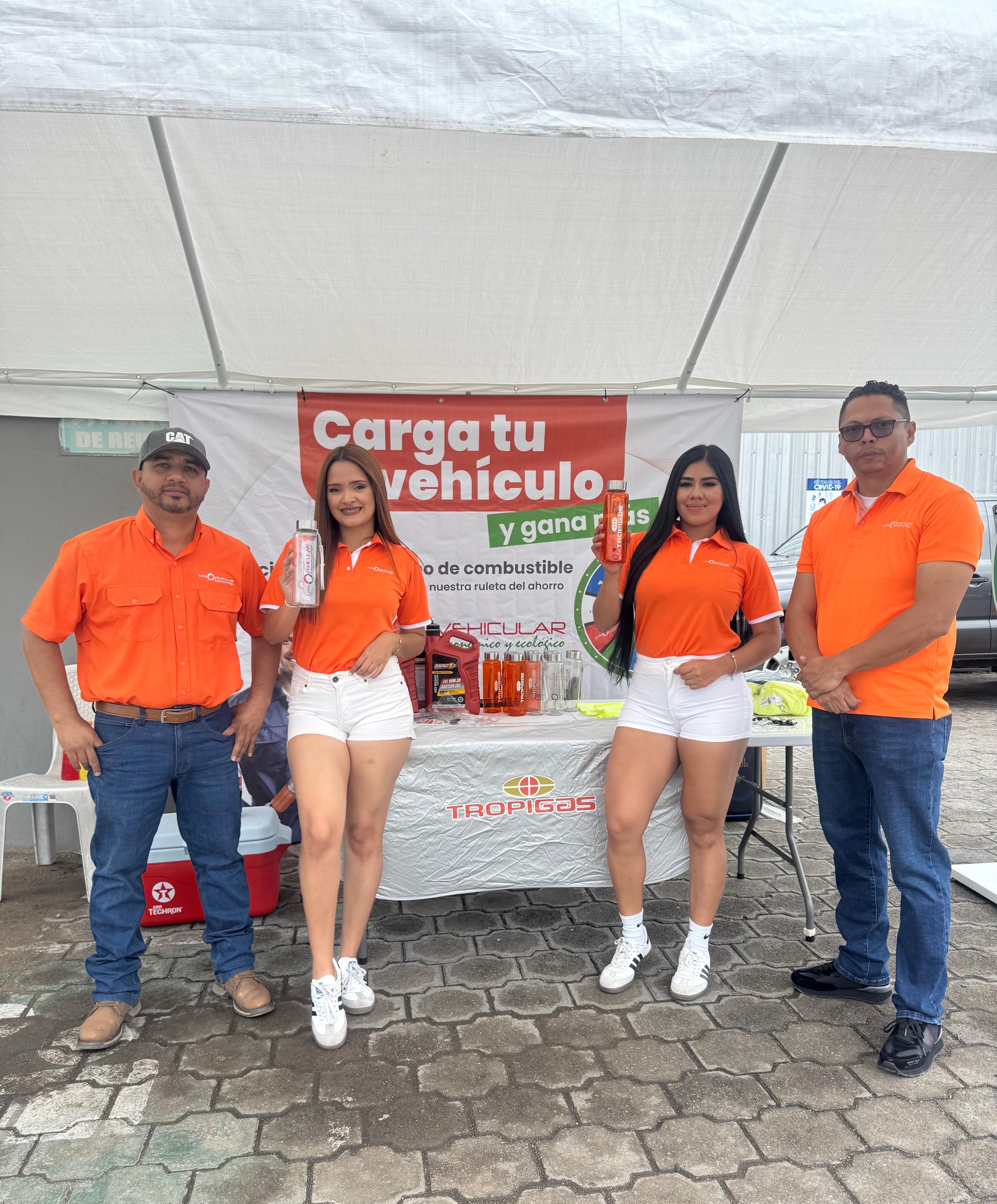 Edecanes promocionando tropigas