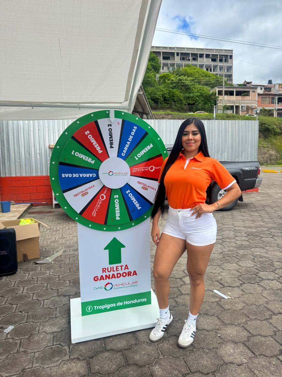 Edecanes promocionando tropigas